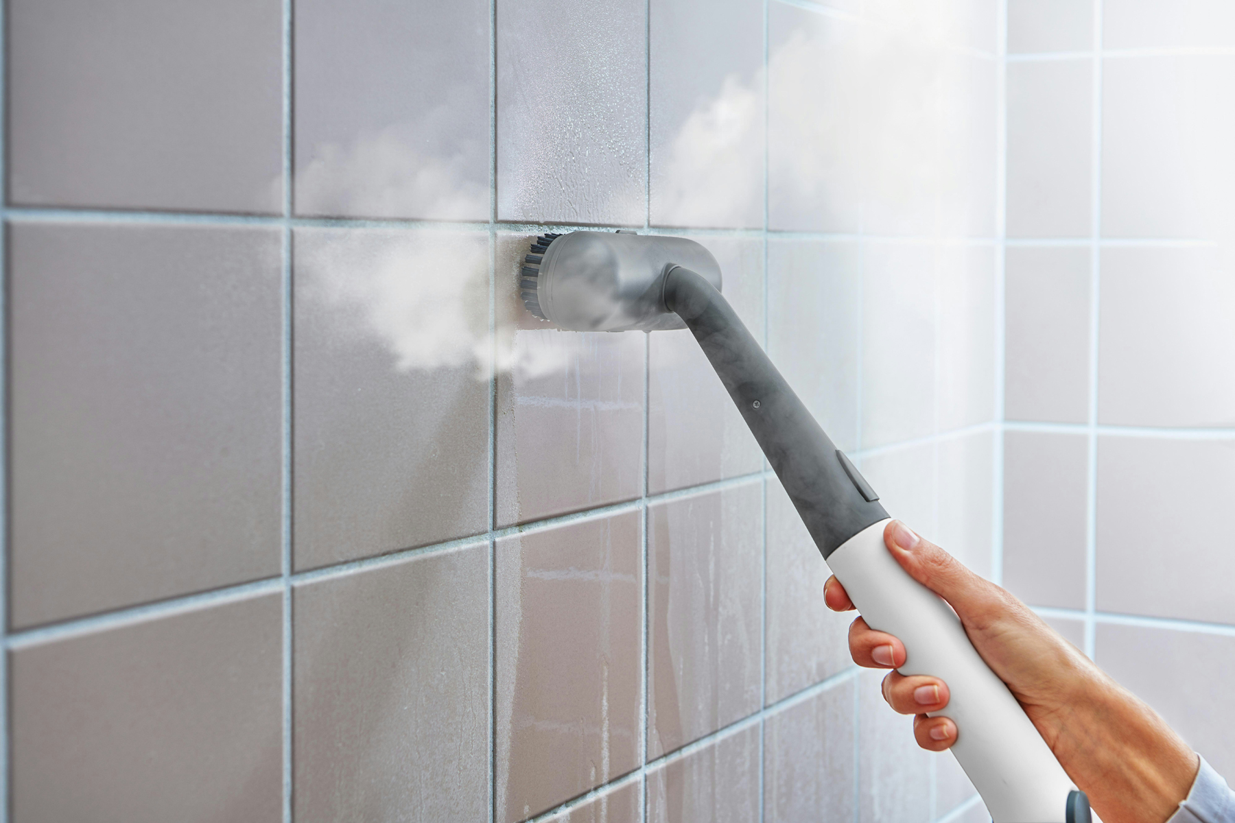 Dampfreiniger im Einsatz im Badezimmer