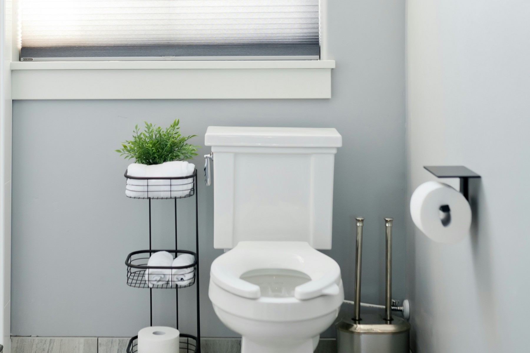 Weißer WC-Sitz im Badezimmer
