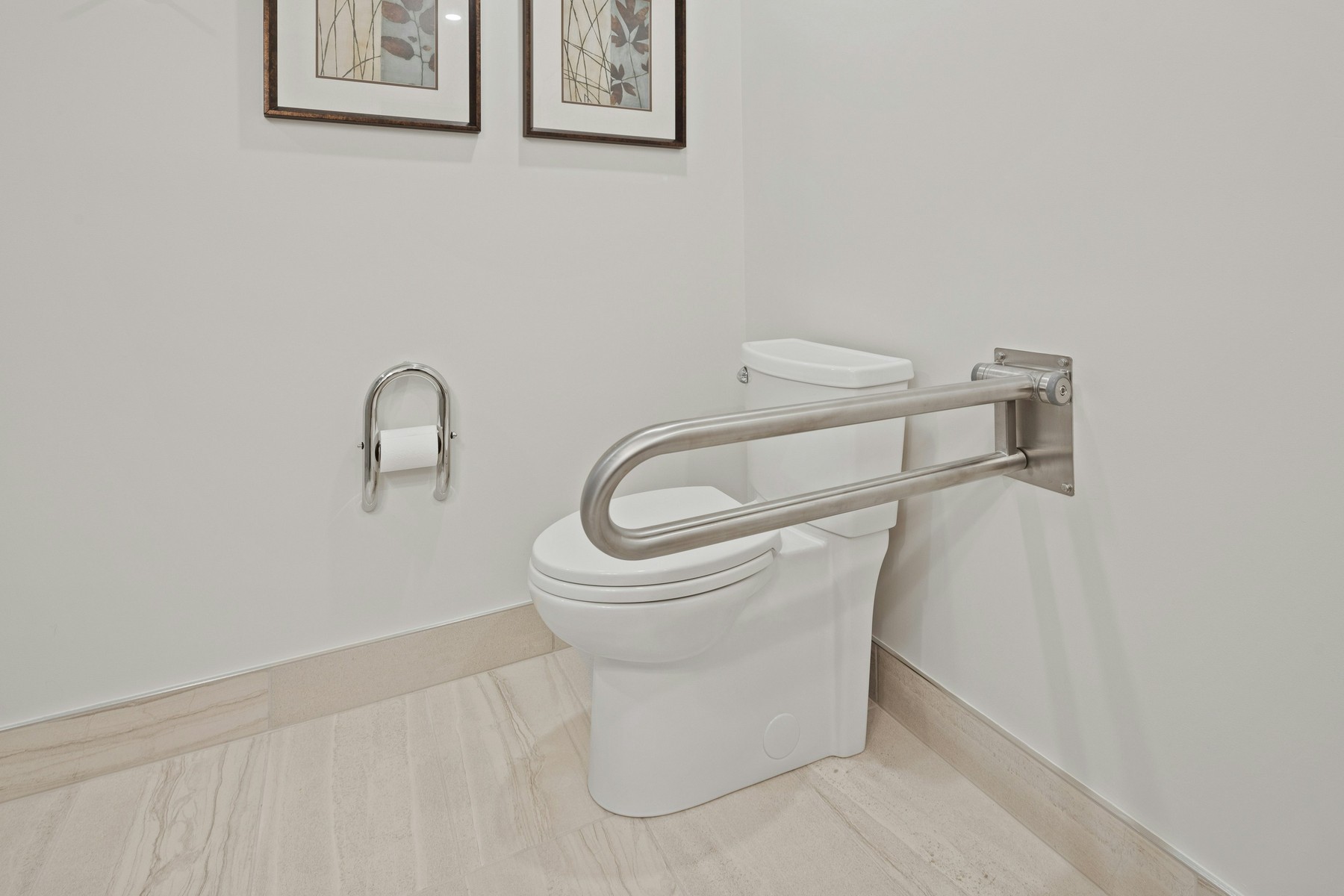 Verfärbter WC-Sitz mit gelben Flecken