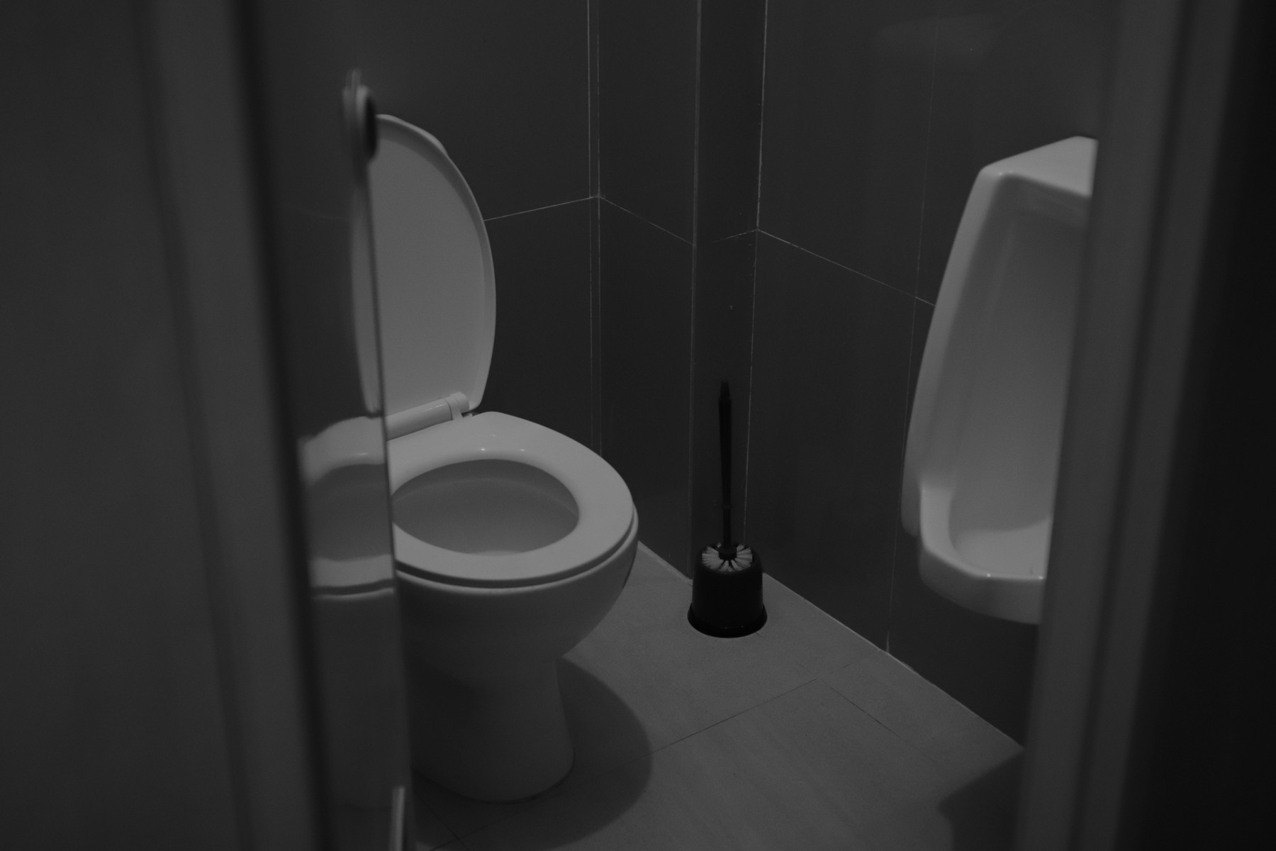 Schwarze Klobrille in modernem Badezimmer