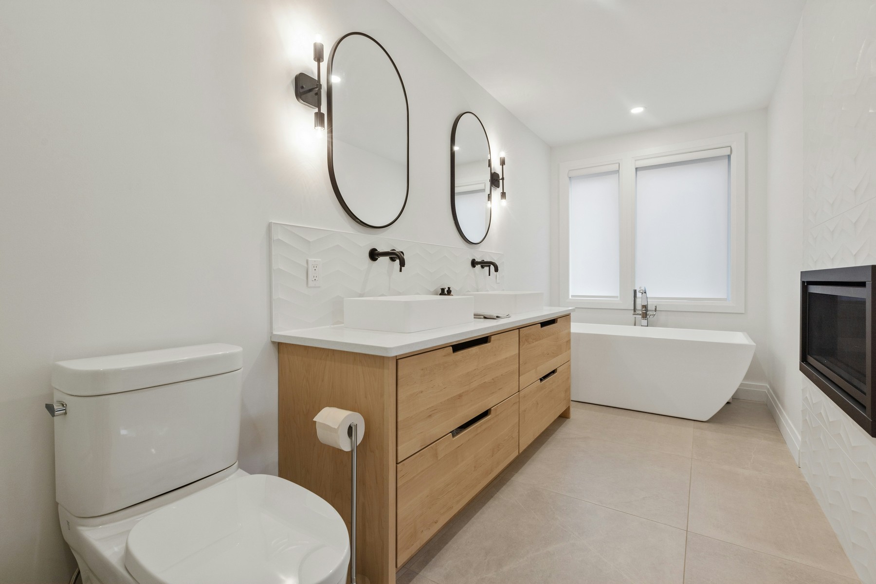 Weißer sauberer Toilettendeckel im Badezimmer