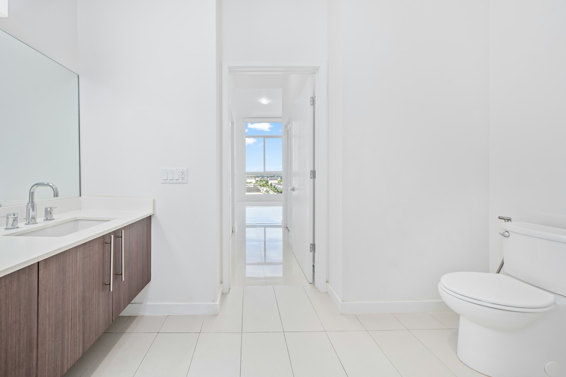 Sauberes helles Badezimmer mit Toilette