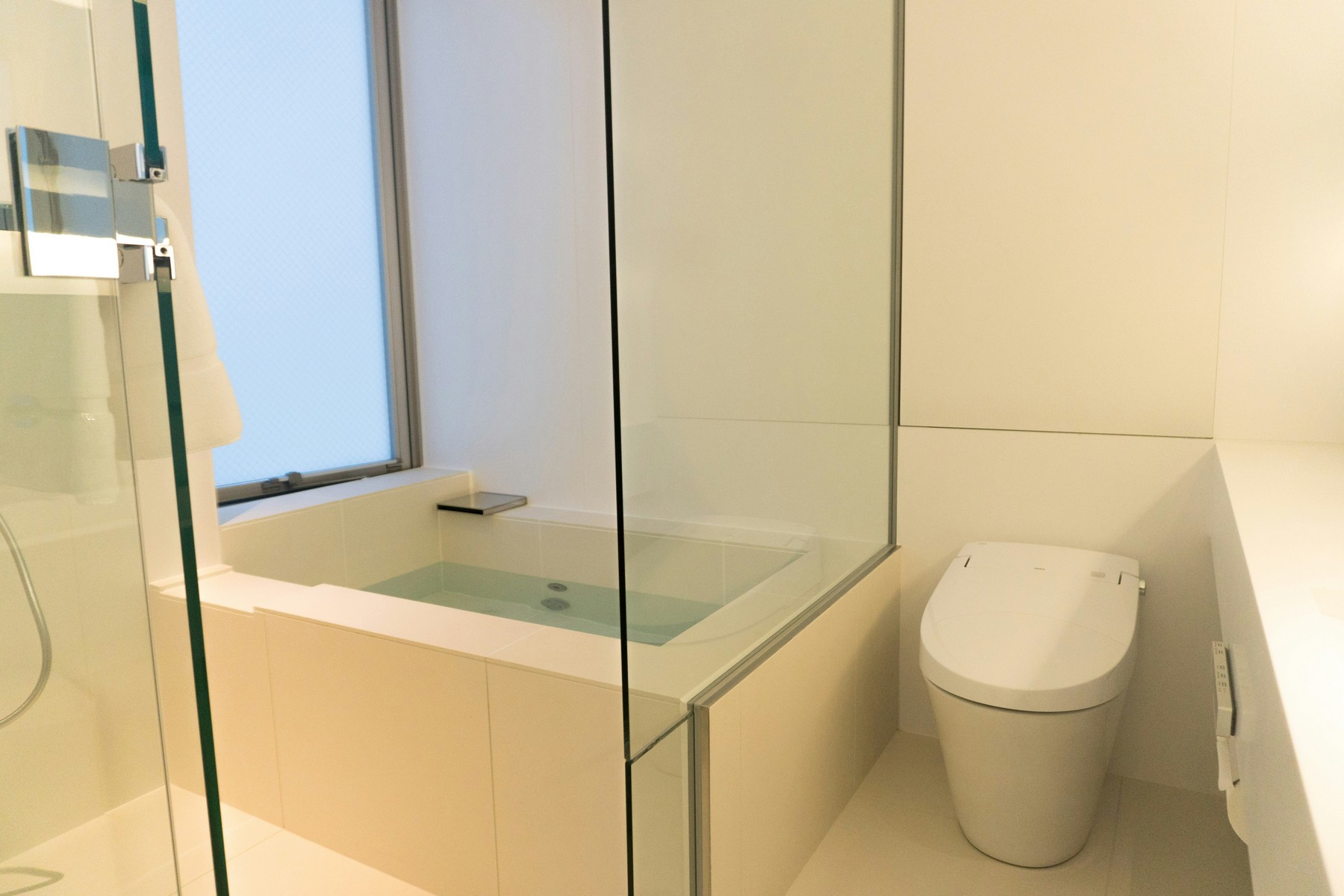 Unterseite eines Toilettendeckels im Bad