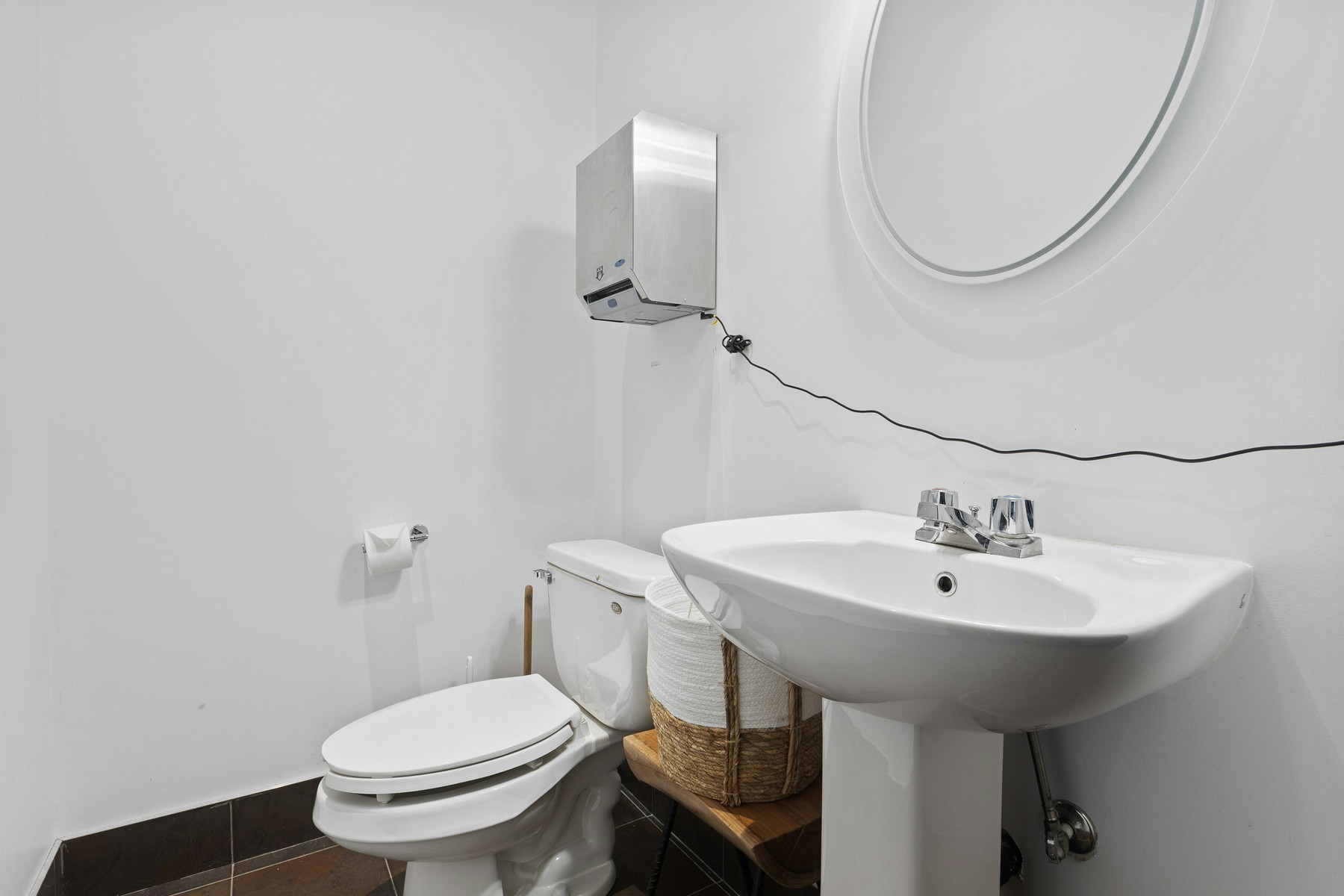 WC-Sitz in einem sauberen Badezimmer